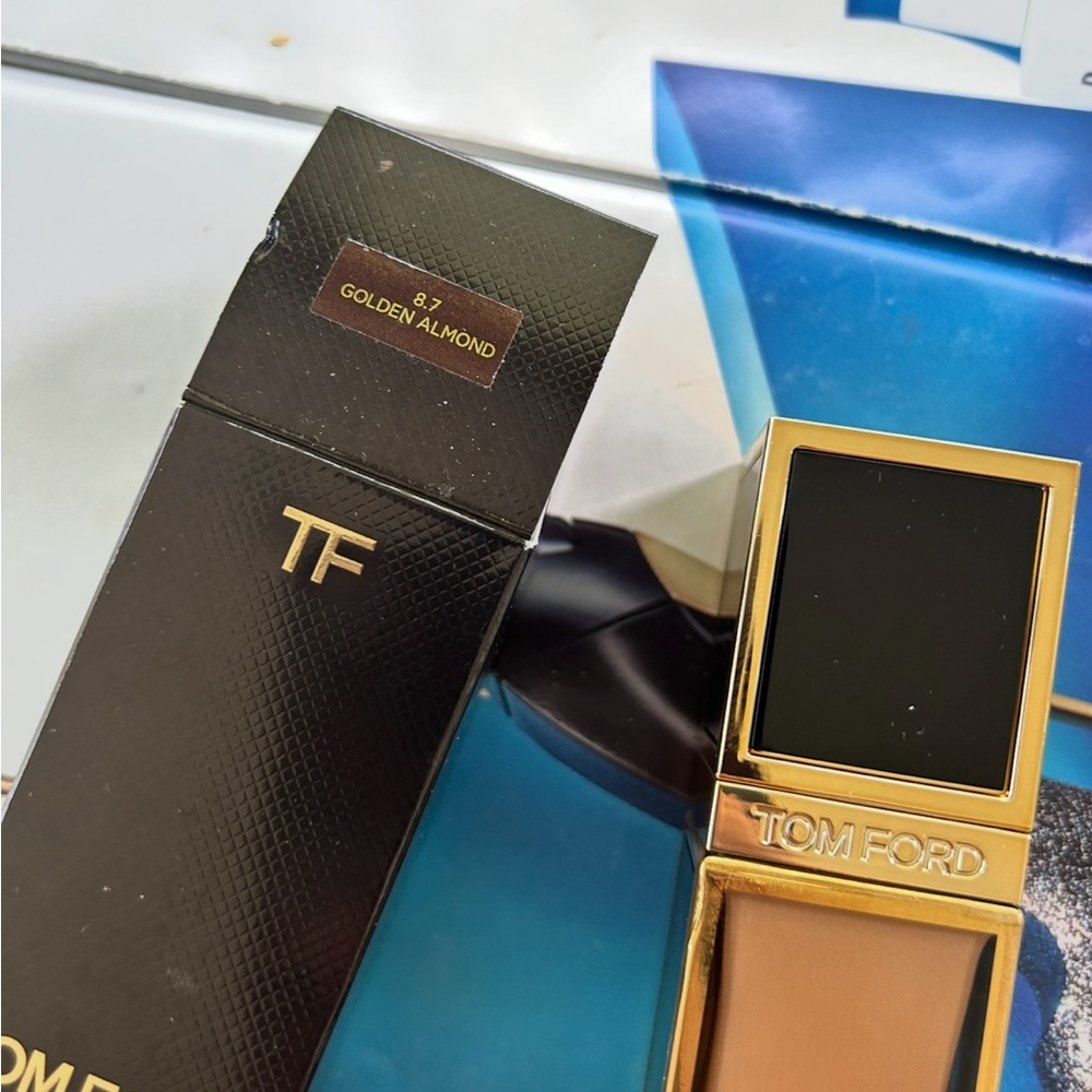 Tom Ford Shade and Illuminate Foundation 8.7 golden almond 1 oz/30ml NIB - Picture 7 of 8